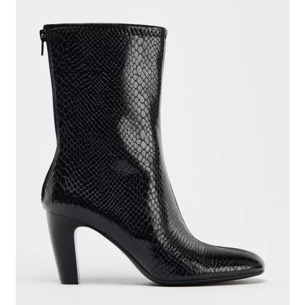 Textured Heeled Ankle boots. Black Snakeskin - size 7.5